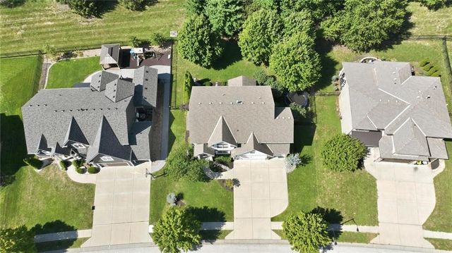 9012 N Oxford Avenue, Kansas City, MO 64157