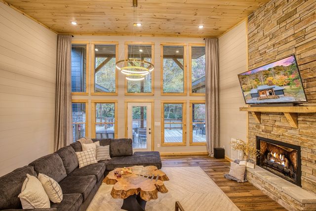 20 Wolf Den Valley, Mineral Bluff, GA 30559