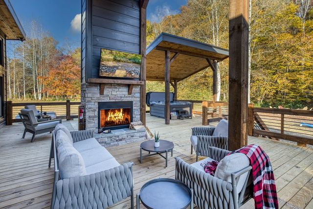 20 Wolf Den Valley, Mineral Bluff, GA 30559