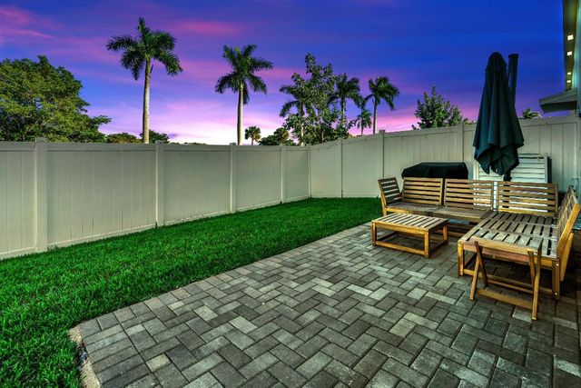 4246 Lagoon Shore Drive, Lake Worth, FL 33467