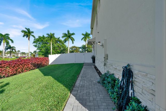4246 Lagoon Shore Drive, Lake Worth, FL 33467