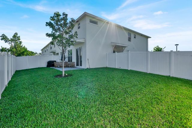 4246 Lagoon Shore Drive, Lake Worth, FL 33467
