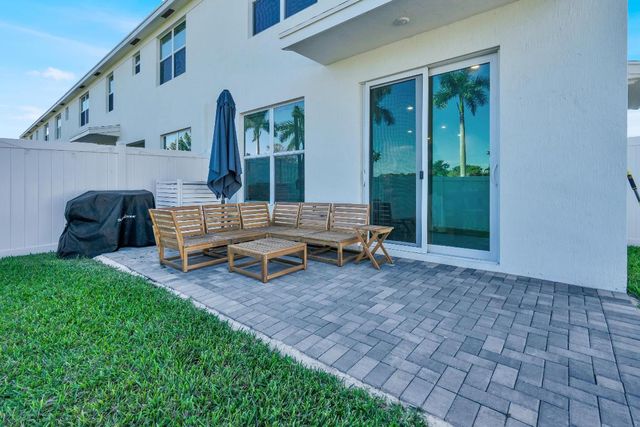 4246 Lagoon Shore Drive, Lake Worth, FL 33467