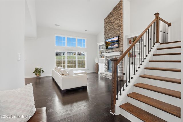 118 Charmwood Ct, Louisville, KY 40245