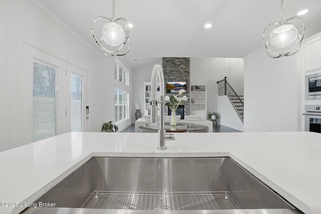 118 Charmwood Ct, Louisville, KY 40245