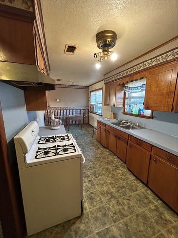 8810 Green Point Drive, Altus, AR 72821