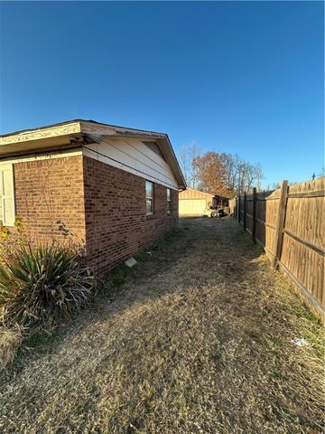 8810 Green Point Drive, Altus, AR 72821