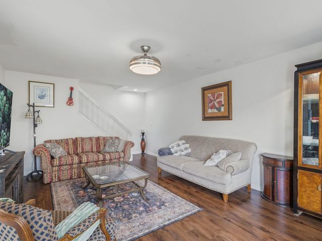 306 Milton Court B, Bloomingdale, IL 60108