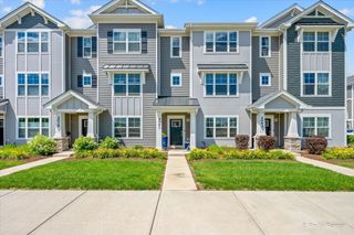 2041 Sequoia Avenue, Mundelein, IL 60060