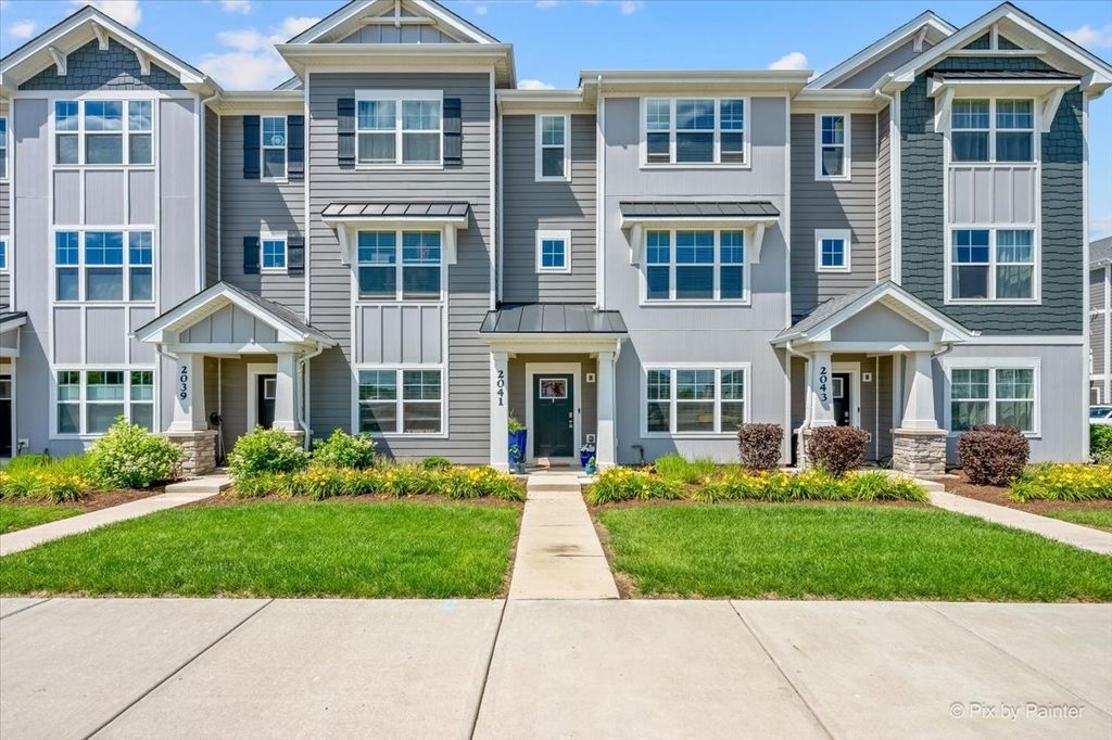 2041 Sequoia Avenue, Mundelein, IL 60060
