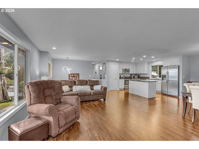 3893 Sw 4TH St, Gresham, OR 97030