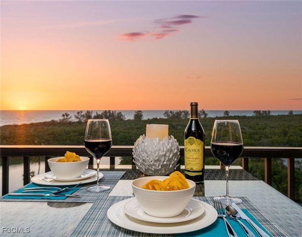 17 Bluebill AVE 903, Naples, FL 34108