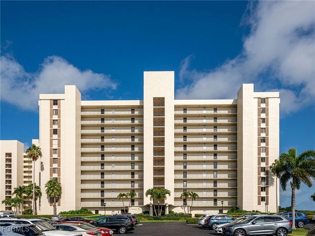 17 Bluebill AVE 903, Naples, FL 34108