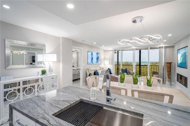 17 Bluebill AVE 903, Naples, FL 34108