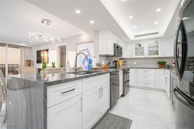 17 Bluebill AVE 903, Naples, FL 34108