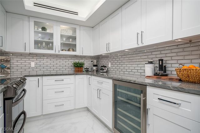 17 Bluebill AVE 903, Naples, FL 34108