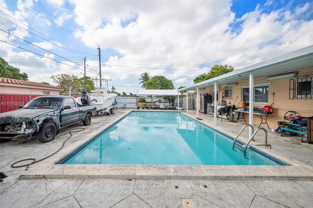 590 W 35th Pl, Hialeah, FL 33012