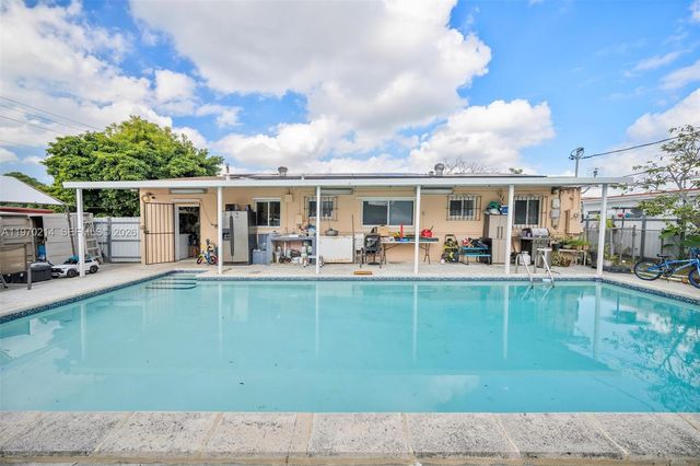 590 W 35th Pl, Hialeah, FL 33012