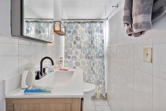 590 W 35th Pl, Hialeah, FL 33012