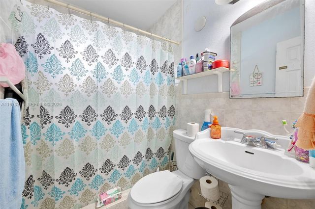 590 W 35th Pl, Hialeah, FL 33012