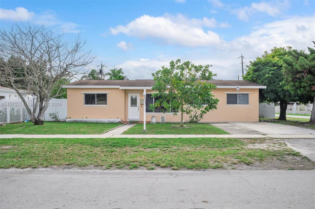 590 W 35th Pl, Hialeah, FL 33012