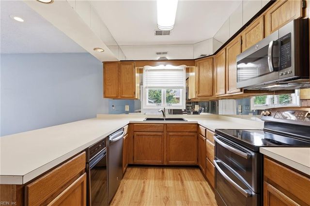 1226 Foursome LN, Virginia Beach, VA 23455