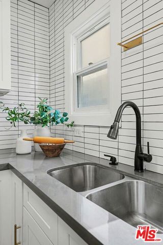 745 N Manhattan Place, Los Angeles, CA 90038