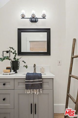 745 N Manhattan Place, Los Angeles, CA 90038