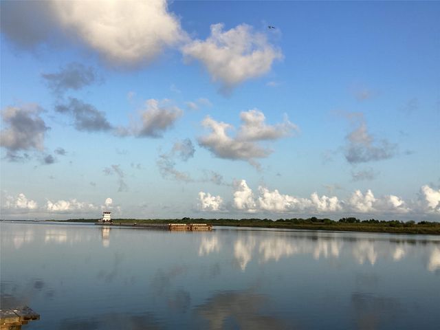 1271 E Canal, Crystal Beach, TX 77650