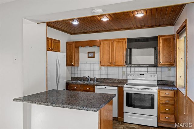 1876 Westbourne Way, Fenton, MO 63026