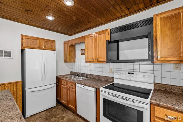 1876 Westbourne Way, Fenton, MO 63026
