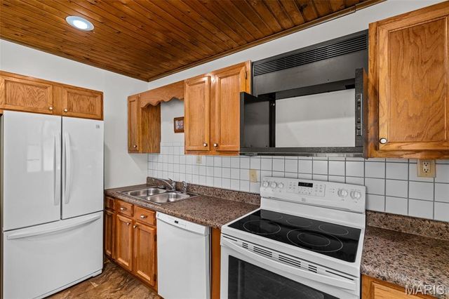 1876 Westbourne Way, Fenton, MO 63026