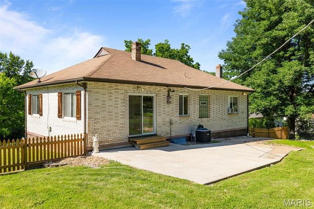 1876 Westbourne Way, Fenton, MO 63026