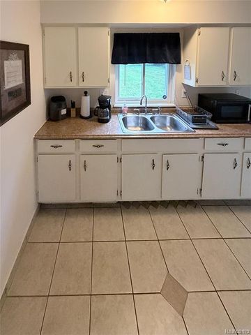 28472 Greenview Street, Romulus, MI 48174