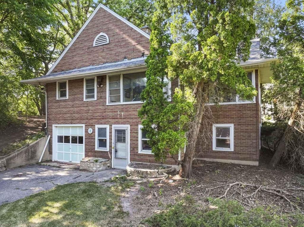 2810 Fischer DRIVE, Burlington, WI 53105
