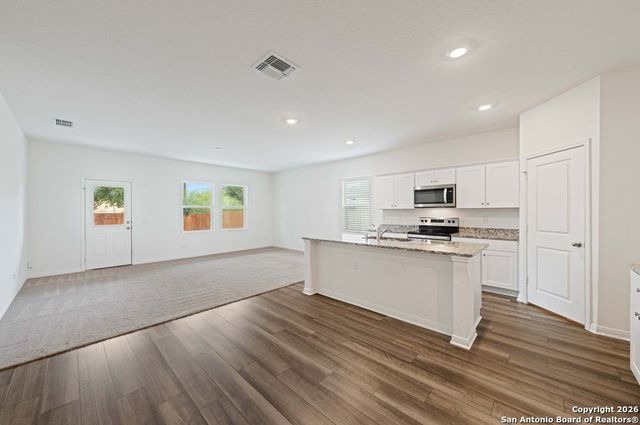 6028 Pearl Meadow, Converse, TX 78109