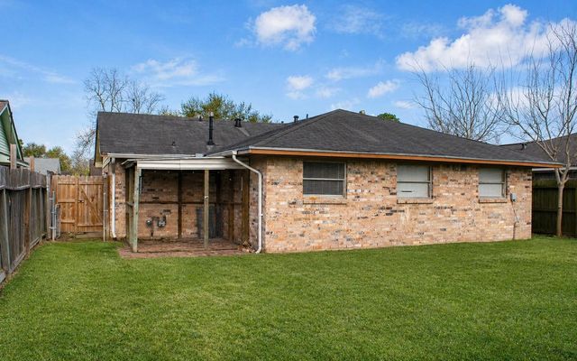 4826 Redfish Reef Drive, Bacliff, TX 77518