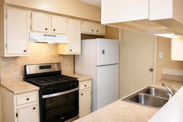 4826 Redfish Reef Drive, Bacliff, TX 77518