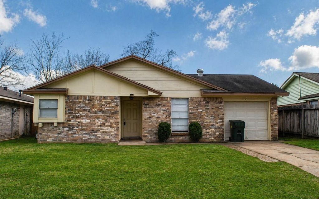 4826 Redfish Reef Drive, Bacliff, TX 77518