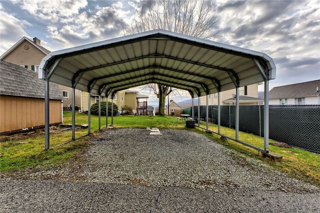 229 S 5th St, Youngwood, PA 15697