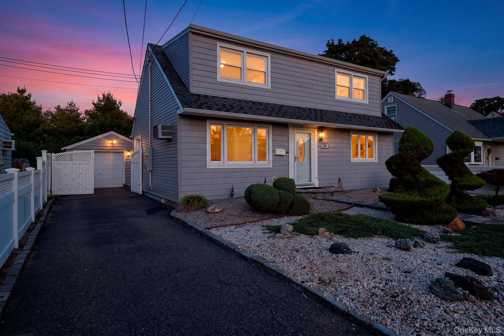 2569 Wantagh Avenue, Wantagh, NY 11793 — exterior