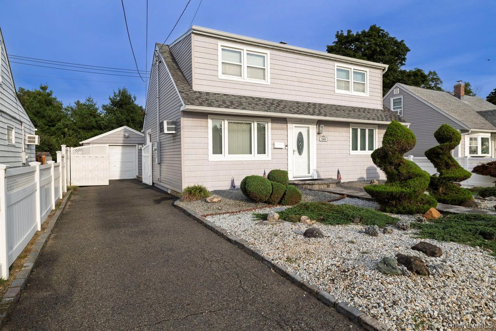 2569 Wantagh Avenue, Wantagh, NY 11793 — photo 2