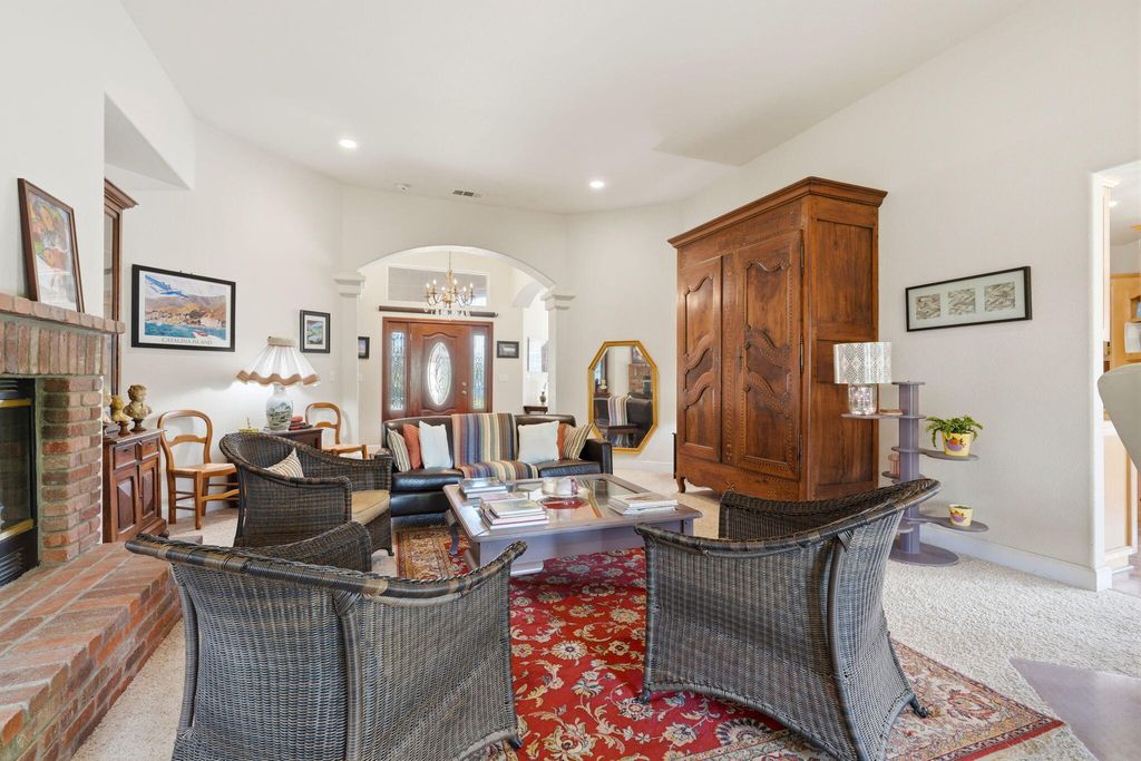 Image 10 of property listing at 32265 Pleasant Oak Drive, Springville, CA 93265