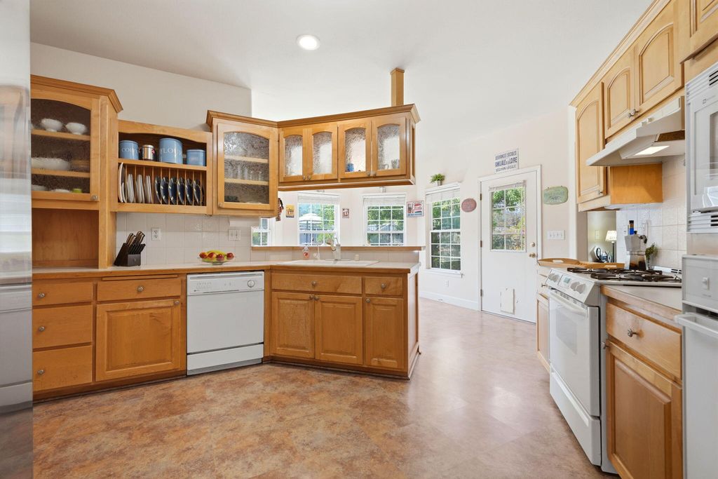 Image 16 of property listing at 32265 Pleasant Oak Drive, Springville, CA 93265