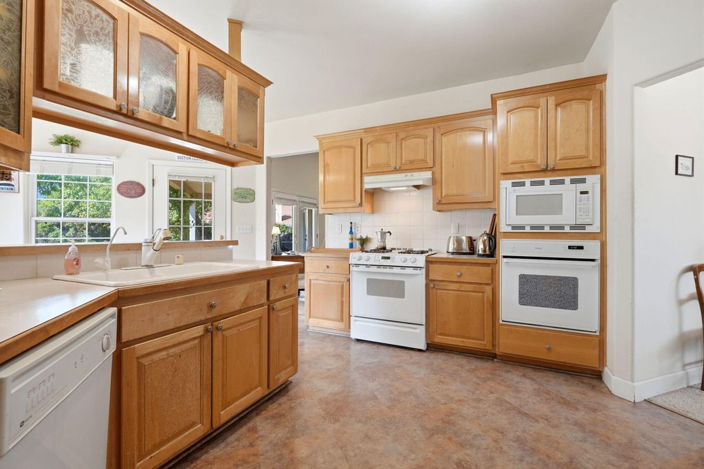 Image 17 of property listing at 32265 Pleasant Oak Drive, Springville, CA 93265