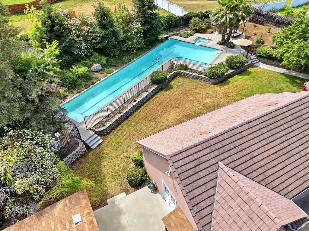 Image 4 of property listing at 32265 Pleasant Oak Drive, Springville, CA 93265