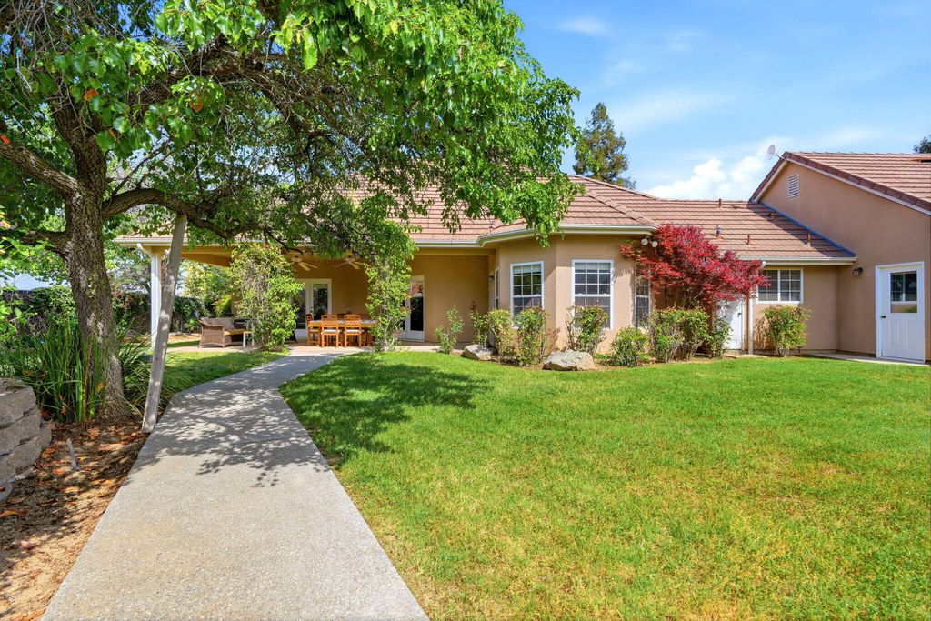 Image 43 of property listing at 32265 Pleasant Oak Drive, Springville, CA 93265