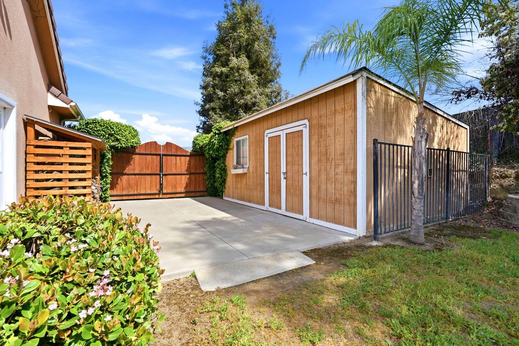 Image 46 of property listing at 32265 Pleasant Oak Drive, Springville, CA 93265