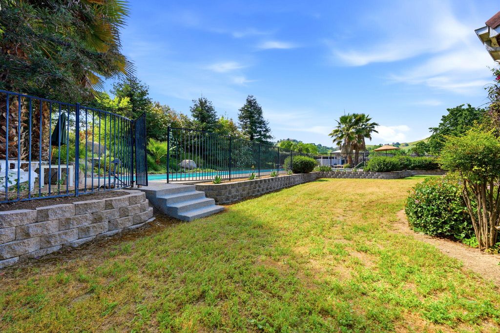 Image 48 of property listing at 32265 Pleasant Oak Drive, Springville, CA 93265