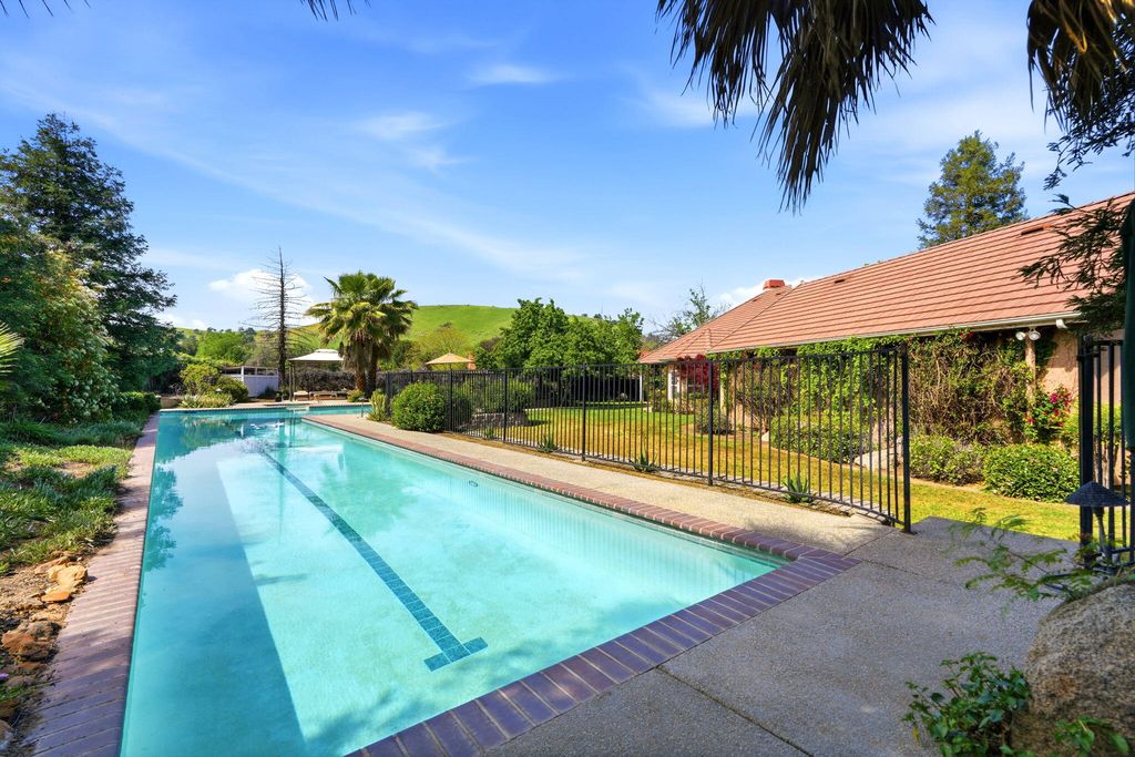 Image 50 of property listing at 32265 Pleasant Oak Drive, Springville, CA 93265